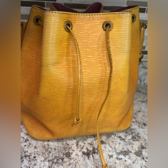 GUC✨LOUIS VUITTON BUNDLE Handbag & Wallet Epi Petit Noe CALLOUTS IN PHOTOS - Picture 2 of 16